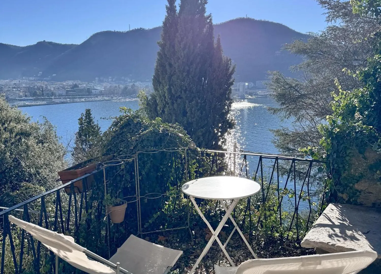 Lake View Cozy Apartment With Small Garden Como