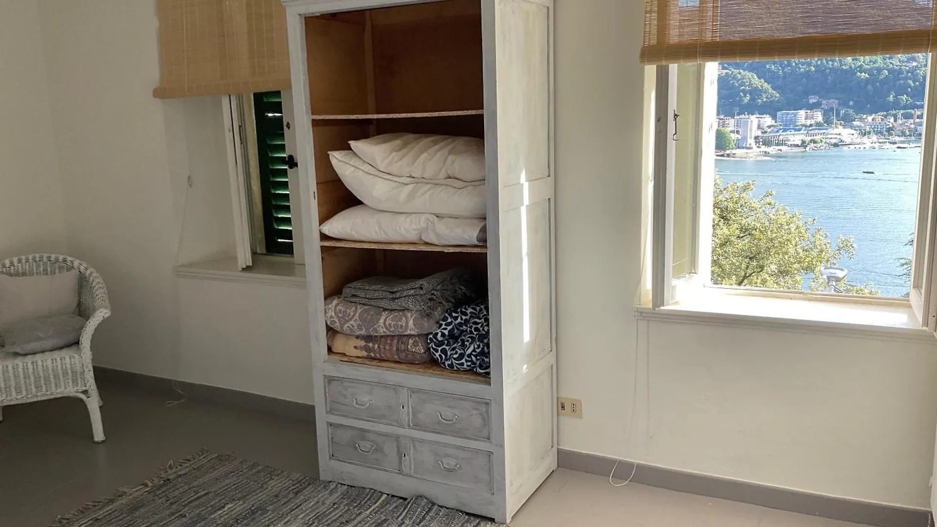 Lake View Cozy Apartment With Small Garden Como